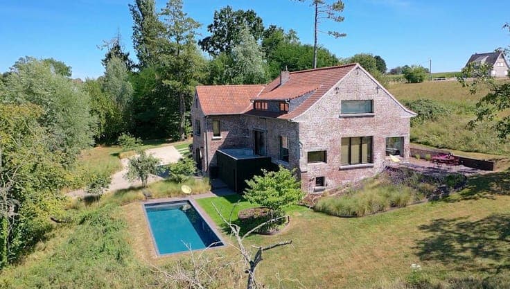 Elegant living in an exceptionally green setting