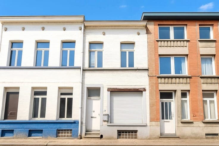 Near Josaphat Park - mixed-use building in need of renovatio