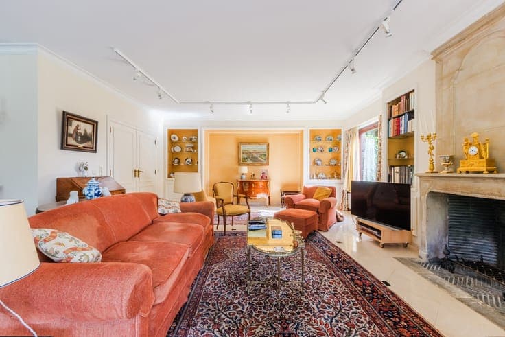 Spacious villa with great potential - heart of Bois de Mai