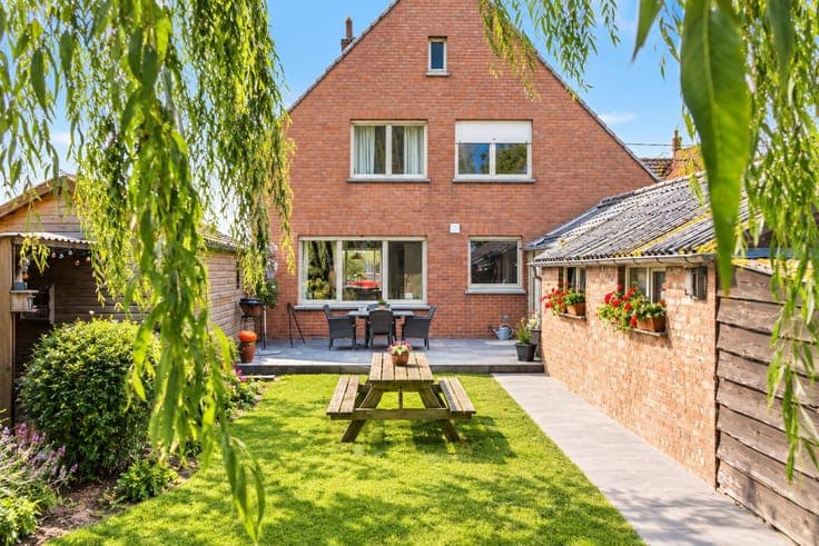 Ruime open bebouwing met mogelijkheden tot kangoeroewonin...