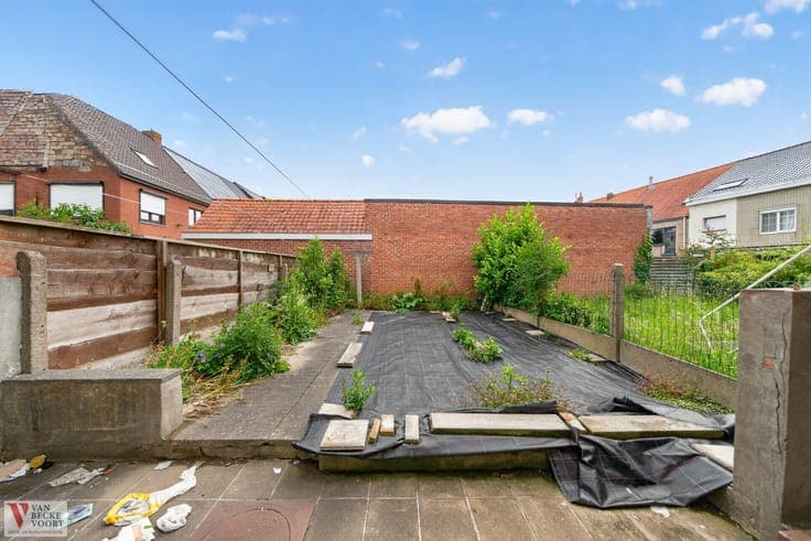 Te renoveren bel-etagewoning met garage