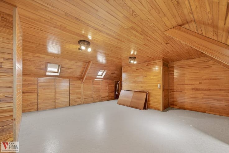 Te renoveren bel-etagewoning met garage