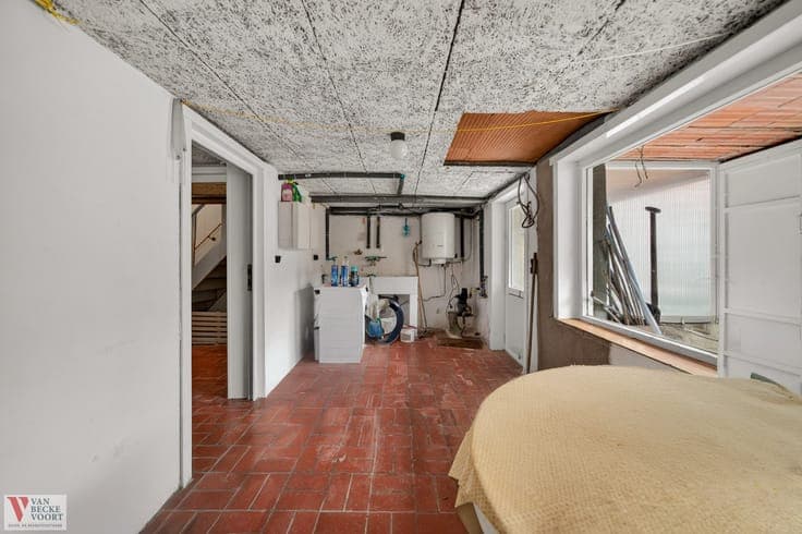 Te renoveren bel-etagewoning met garage