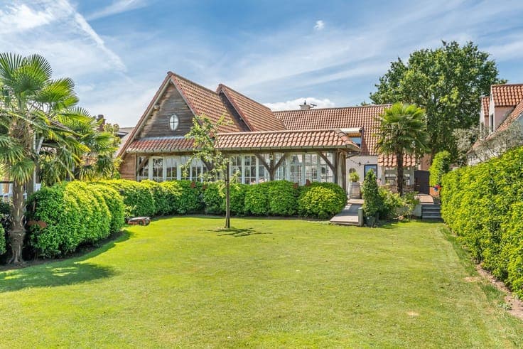 Villa met zwembad en prachtige tuin te Herk-de-Stad