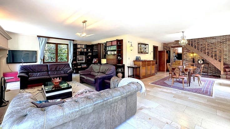 Villa /5 Bedrooms, Office, 3-Car Garage and 5 Parking
