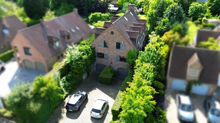 Villa /5 Bedrooms, Office, 3-Car Garage and 5 Parking