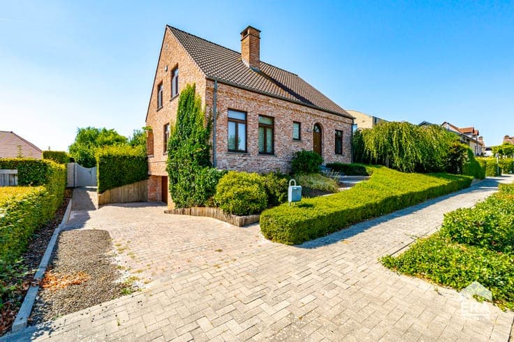 Detached house in a green residential area
