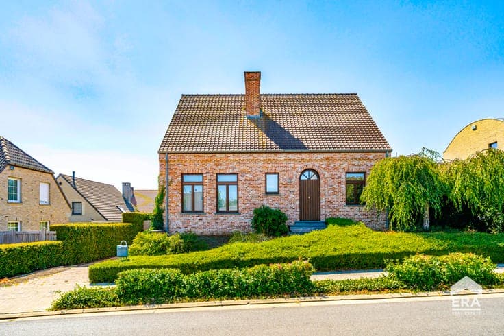 Detached house in a green residential area