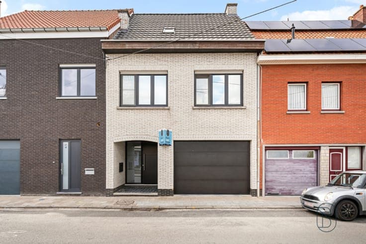 Spacious family home with 4 BDR, a sunny garden & a garage