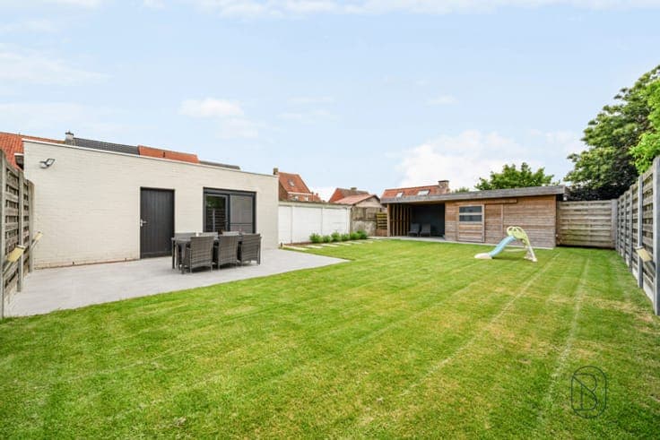 Spacious family home with 4 BDR, a sunny garden & a garage