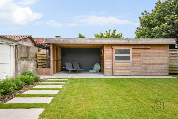 Spacious family home with 4 BDR, a sunny garden & a garage