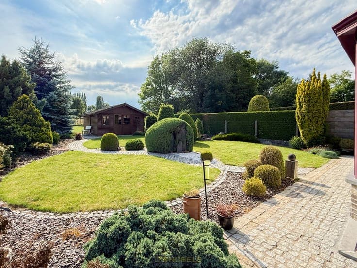 Te koop, solide halfopen bebouwing met tuin, weide en gar...