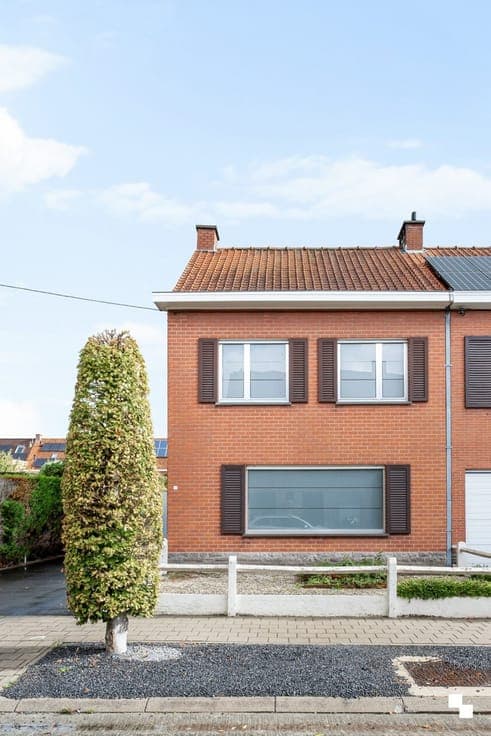 Halfopen bebouwing in rustige woonwijk te Izegem