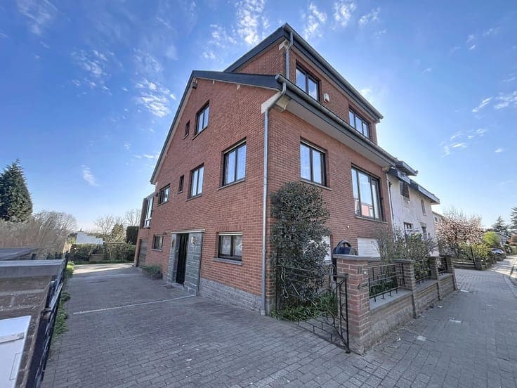 Waterloo: Spacious house, ideal for a liberal profession, ex