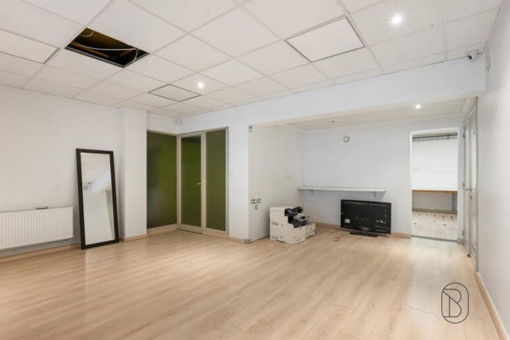 Commercial property with spacious quarters, garage & terrace