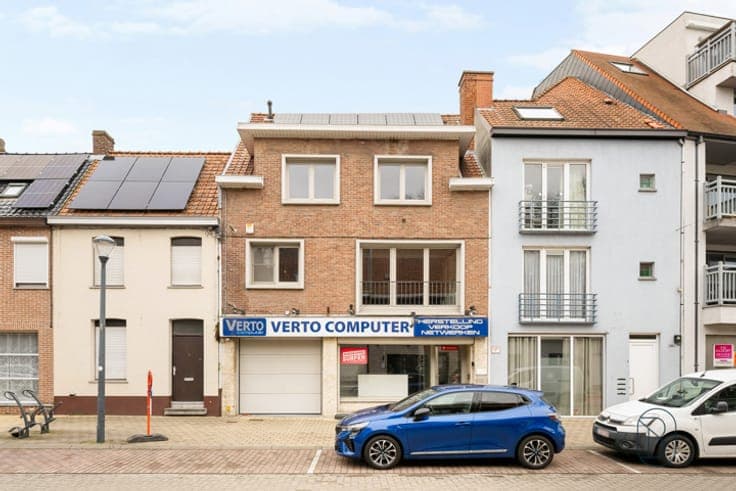Commercial property with spacious quarters, garage & terrace