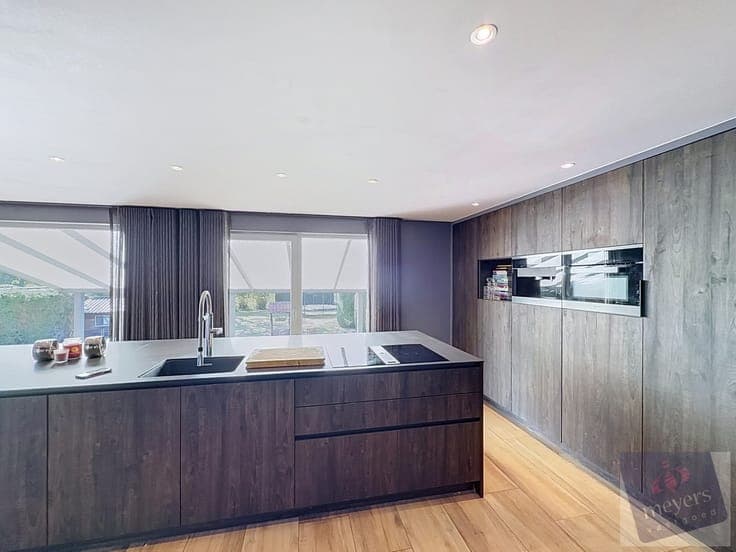 Open bebouwing met drie slaapkamers op een perceel van 12...