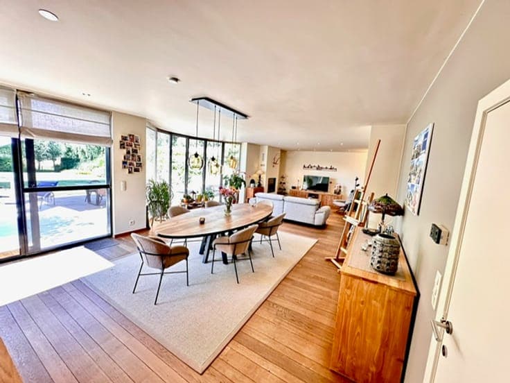 Spacious ready-to-move-in villa with 5 bedrooms