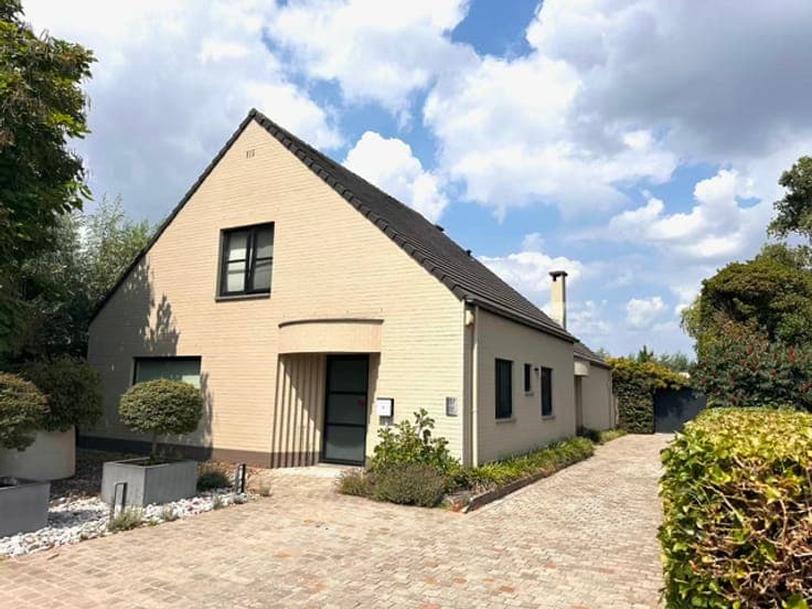Spacious ready-to-move-in villa with 5 bedrooms