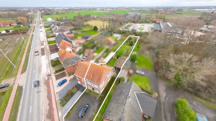 Ruime halfopen bebouwing met garage op groot en zongerich...