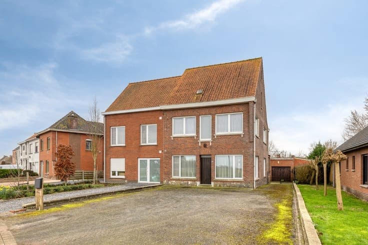 Ruime halfopen bebouwing met garage op groot en zongerich...