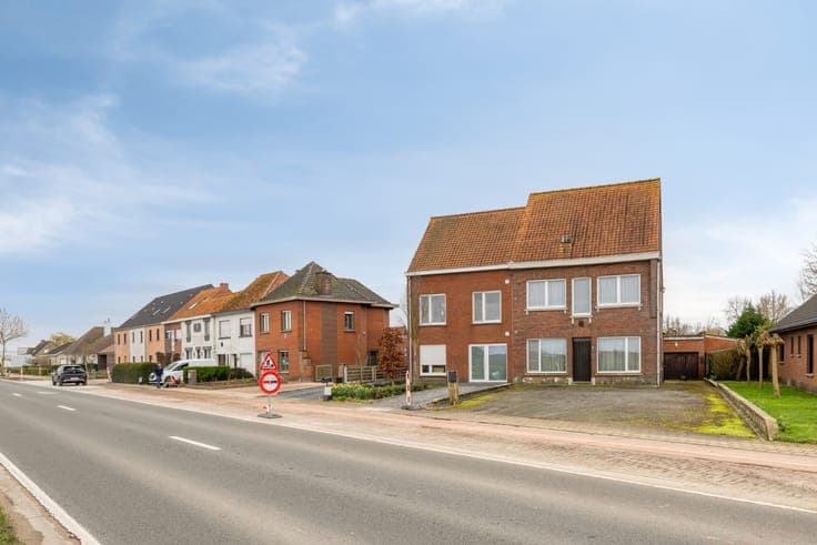 Ruime halfopen bebouwing met garage op groot en zongerich...