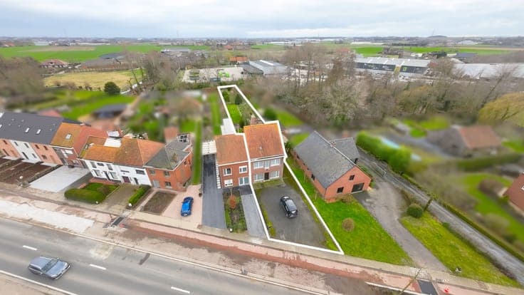 Ruime halfopen bebouwing met garage op groot en zongerich...