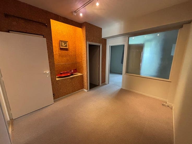 Investment property comprising a large garage (83m²) and 2 f