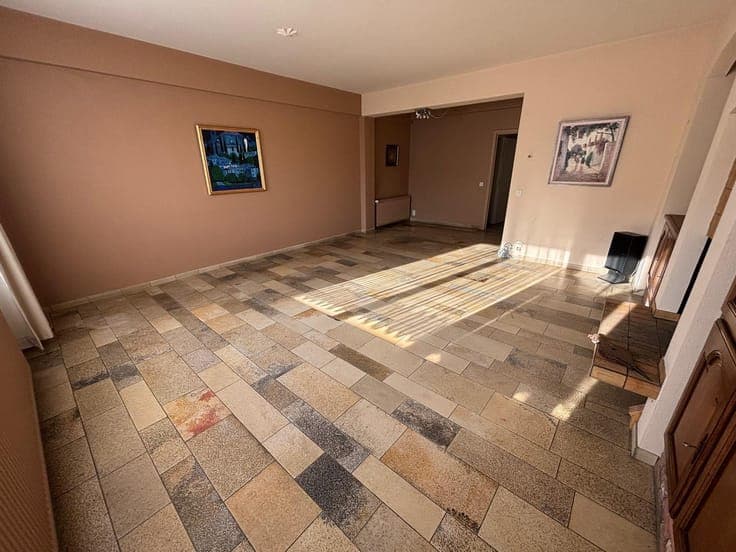 Investment property comprising a large garage (83m²) and 2 f