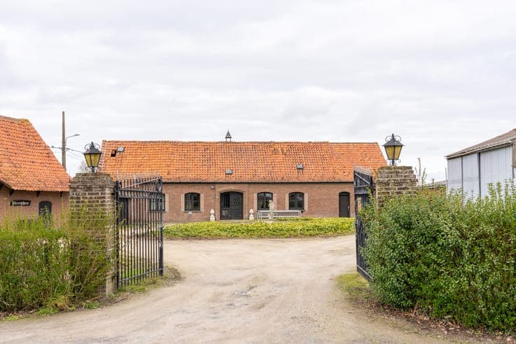 Te renoveren HOEVE met BIJGEBOUW op 4.310m²!!