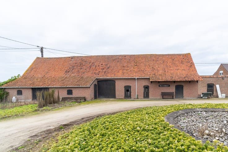 Te renoveren HOEVE met BIJGEBOUW op 4.310m²!!