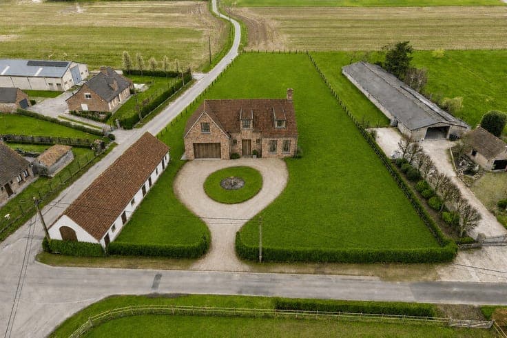 Te renoveren HOEVE met BIJGEBOUW op 4.310m²!!