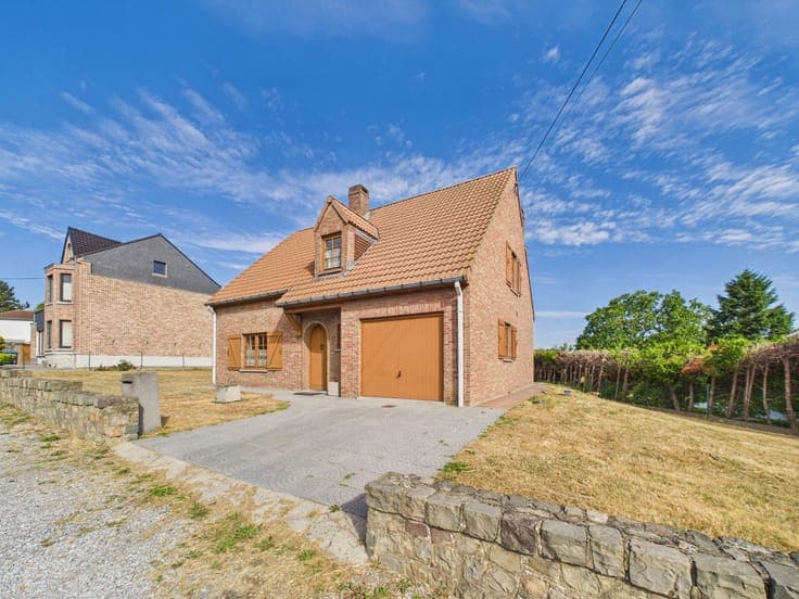 3-Bedroom Villa with GARAGE, GARDEN & Large TERRACE