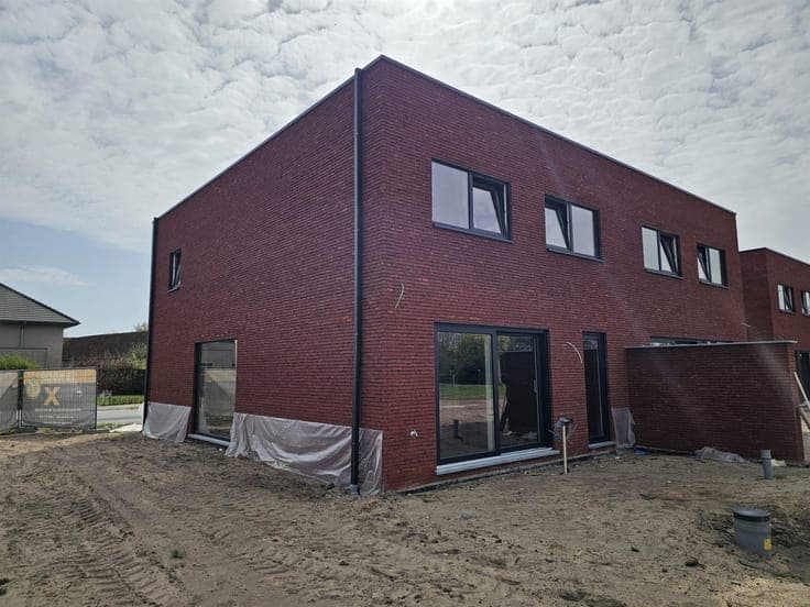 STIJLVOLLE MODERNE NIEUWBOUW MET GARAGE