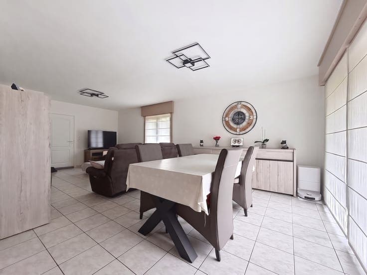 Ready-to-move-in semi-detached house in a quiet location in