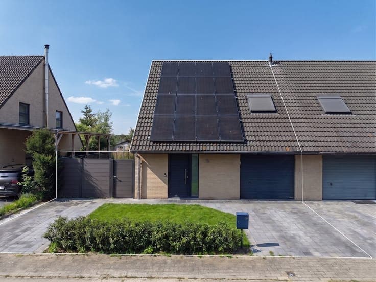 Ready-to-move-in semi-detached house in a quiet location in