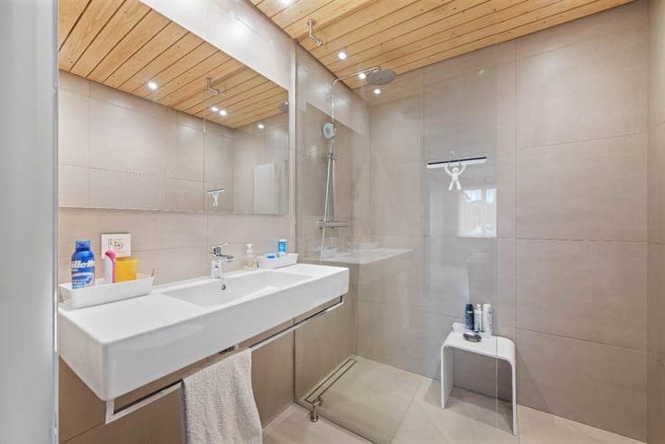 TRENDY RENOVATED semi-detached house with GARAGE and GARDEN