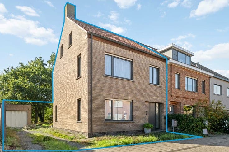 TRENDY RENOVATED semi-detached house with GARAGE and GARDEN