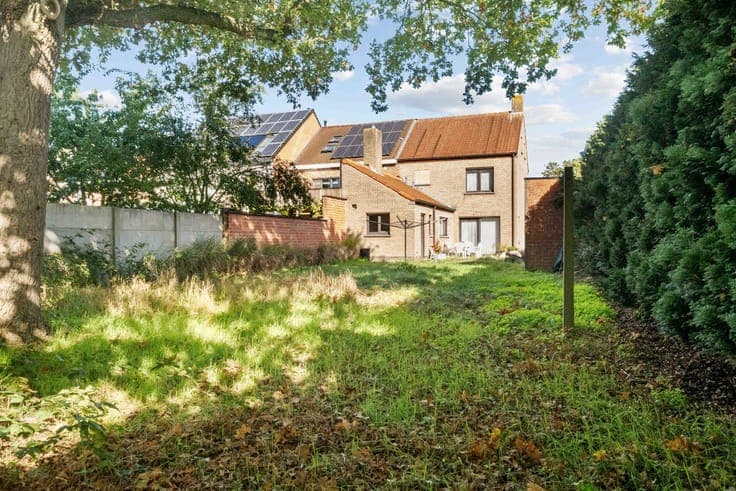 TRENDY RENOVATED semi-detached house with GARAGE and GARDEN