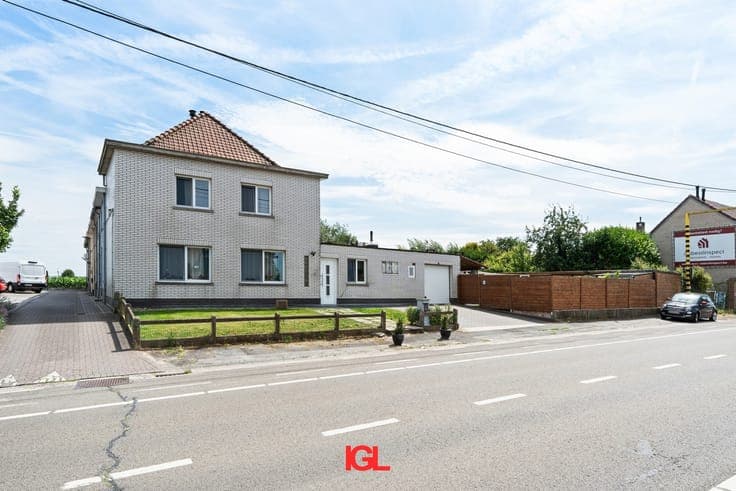 Charming semi-detached house for sale!