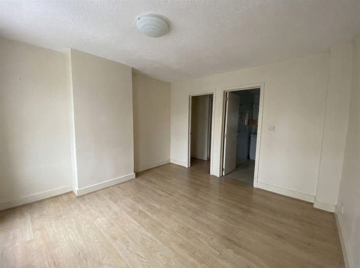 Commercial and investment property in town planning order!