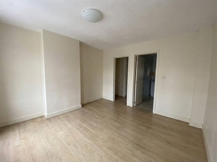 Commercial and investment property in town planning order!