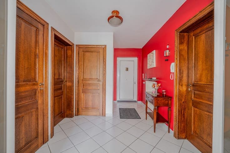 Detached house with 3 bedrooms, 1 office, a garage, and a ya
