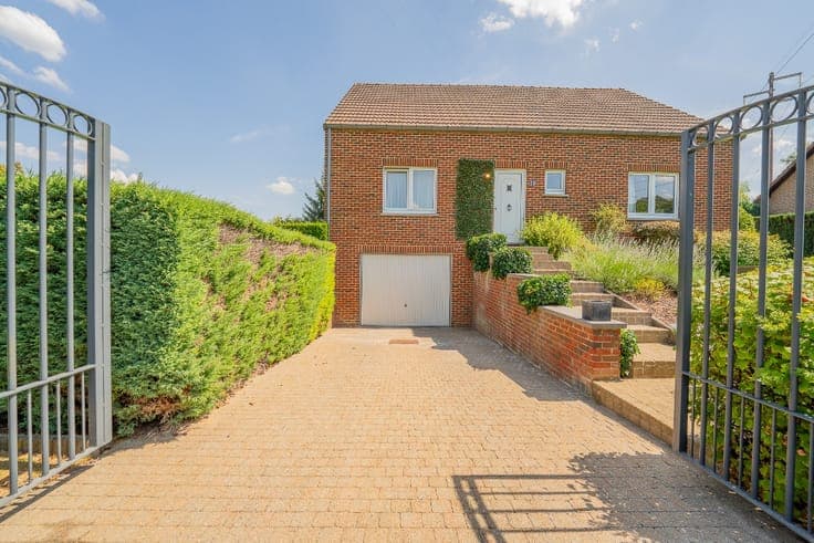 Detached house with 3 bedrooms, 1 office, a garage, and a ya