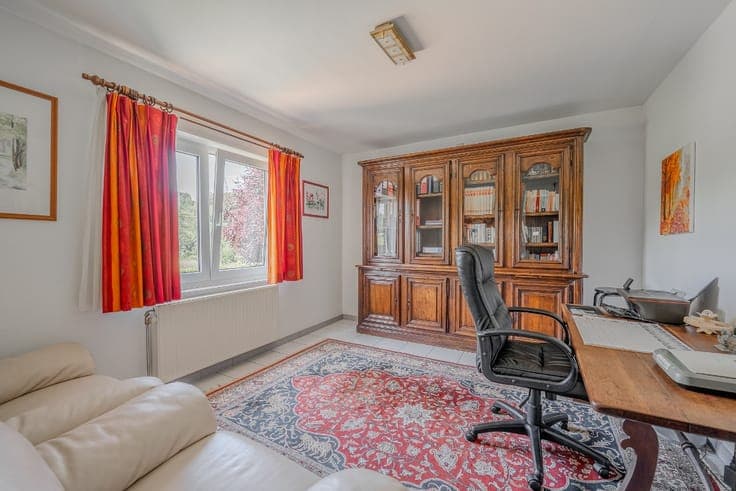 Detached house with 3 bedrooms, 1 office, a garage, and a ya