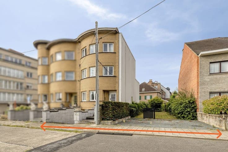 A 1938 townhouse with authentic features and additional land