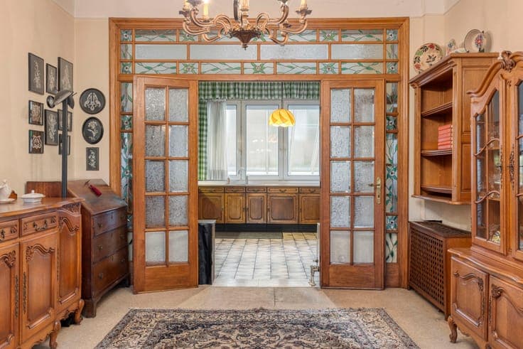 A 1938 townhouse with authentic features and additional land