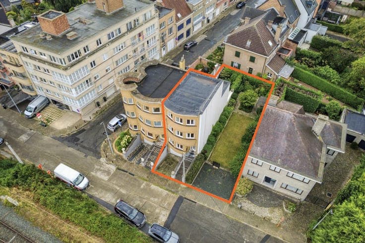 A 1938 townhouse with authentic features and additional land