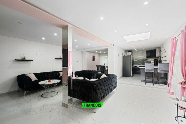 Fully renovated residence with commercial space in Mariaker…