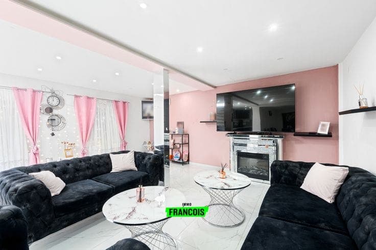 Fully renovated residence with commercial space in Mariaker…